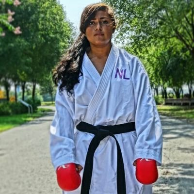 Karate/Fútbol/19 años
《Si caminamos al revés, nos estaremos encontrando》