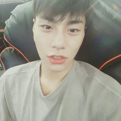 follow @QliphothJeonyul

originally run during Sanggyun's run for PD101, where he placed 27th overall.