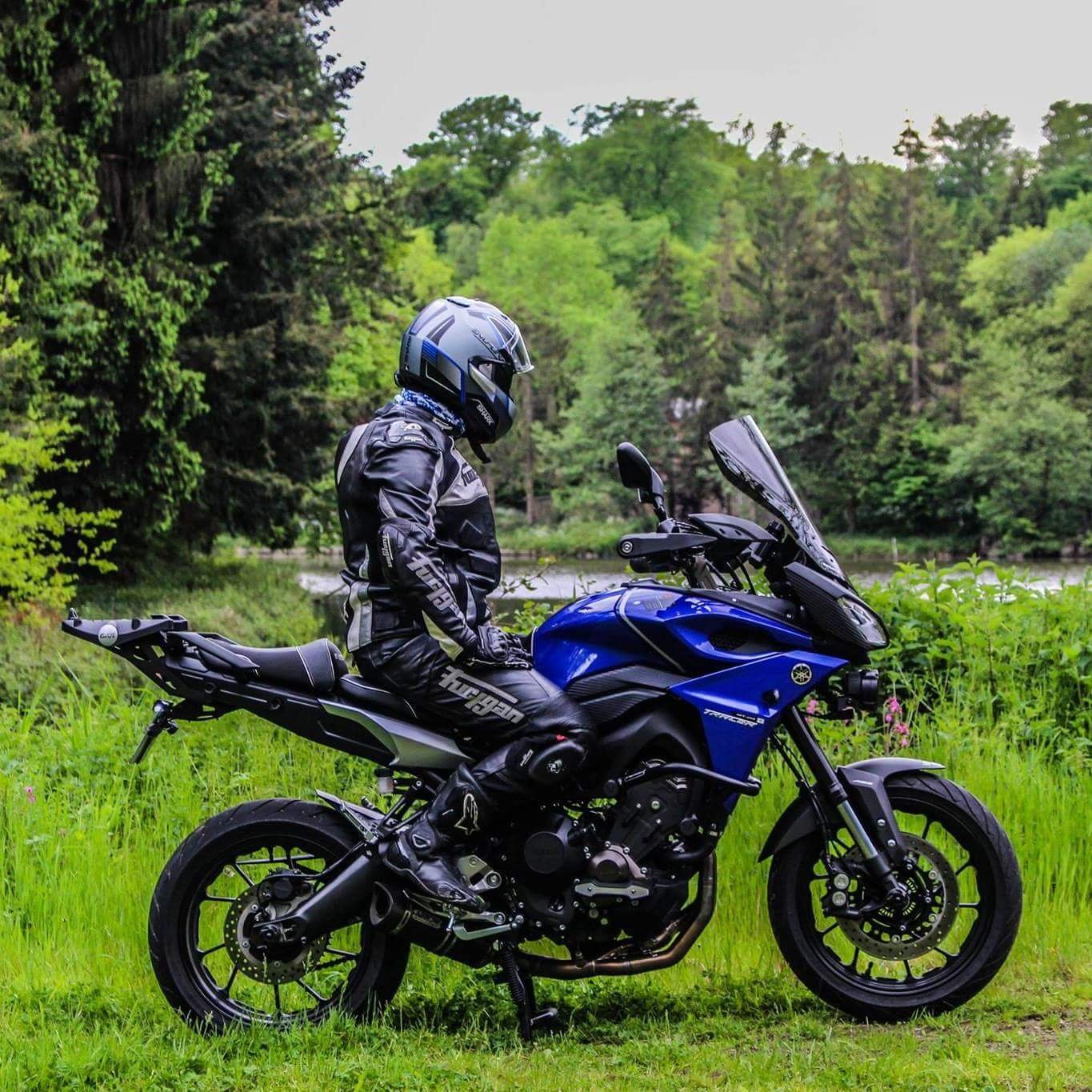 LoupRider's profile picture. Loup solitaire, voyageur, motard & geek le reste du temps ...