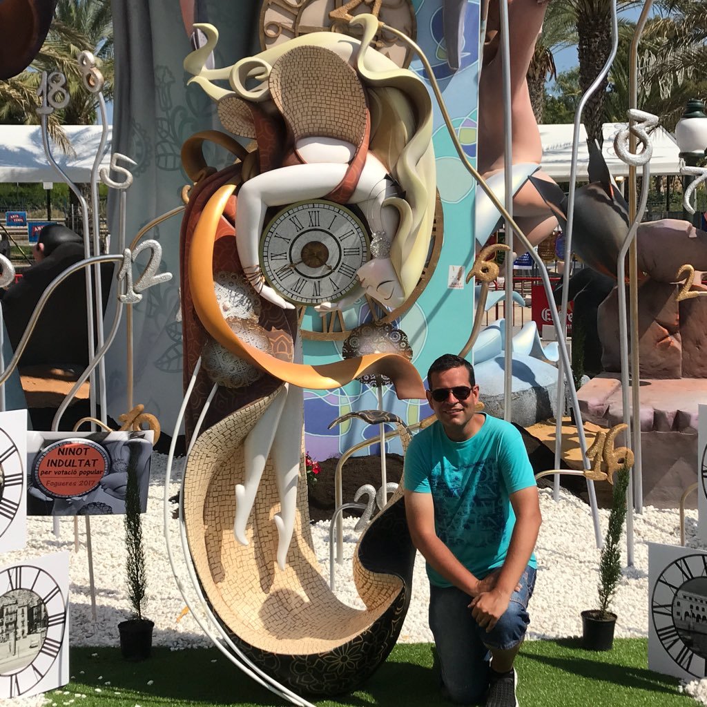 angelrm110's profile picture. Licenciado en derecho, amante del arte efímero y del deporte en general