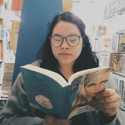 22. Estudiante de Administracion de empresa, blogger literaria en mis tiempos libres. Madre de gatos y libros.