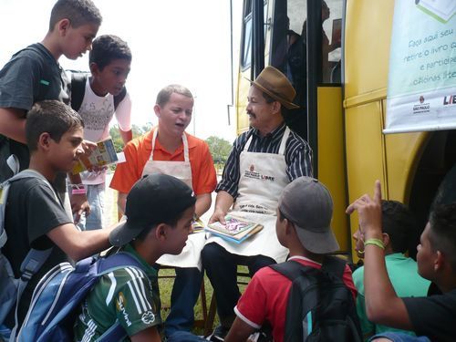 Todos os anos na USP Leste. Mais de 70 editoras oferecendo 50% de desconto.