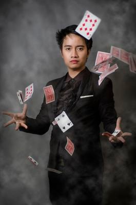 I am a stage and close up magician. Be amazed and dazzled by my magic.🎩🎩🎩🎩