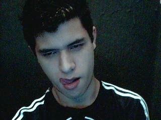 Meu nome é  Maurício Alves Neto, tenho 18 anos. Moro em campolim, sorocaba.