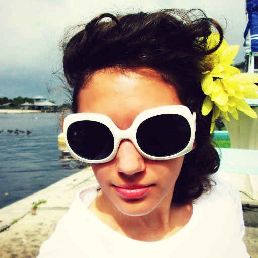 PetitEstBelle's profile picture. Artist. Blogger. Educator.