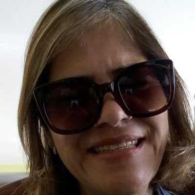 Prof. universitaria, escritora, pintora, mamá, jardinera, soñadora a tiempo completo y sin sueldo.