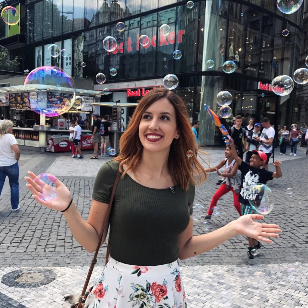 Presentadora, fotógrafa, administrativa, pianista, croupier... y lo que surja. Sempre endavant. instagram: @maregum