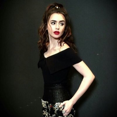 EllaNicols's profile picture. Ce qui ne me tue pas devrait courir vite. 🔪