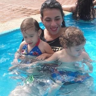No piso en el terreno donde andan los envidiosos y trato
de comportarme como siempre me comporto,
Humilde Criolla, sencilla, popula y carinosa