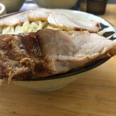 スープ完食率、船橋、津田沼界隈でダントツ１位のお店です。営業時間─平日ランチ11:00-15:00、ディナー17:30-23:30。土曜11:00-23:30。日曜11:00-16:00。Twitterリツイートでトッピングサービスなどやります( ´∀｀)