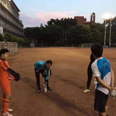 都リーグALL rounderFCのGKコーチをしております初見と申します。社会人サッカーをしていてGKってトレーニングする環境、指導するコーチがいないのが現状ですトレーニングをしたい！もっと上手くなりたい方って多いと思います！そのような声が多くありこのGKクリニックを始めることなり9名のGKがトレーニングしています！