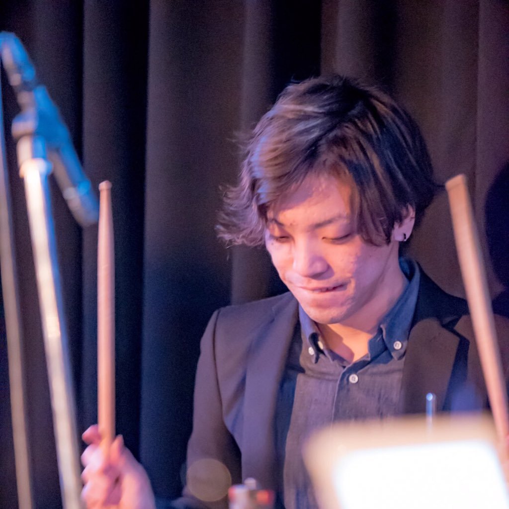 福岡在住Drummer&Percussionist。 講師もしております。Funk/R&B/Jazz/Soul/Hip HopなどBlack Musicを好んでます。またSSWの方やロックバンド等のサポートもしています！