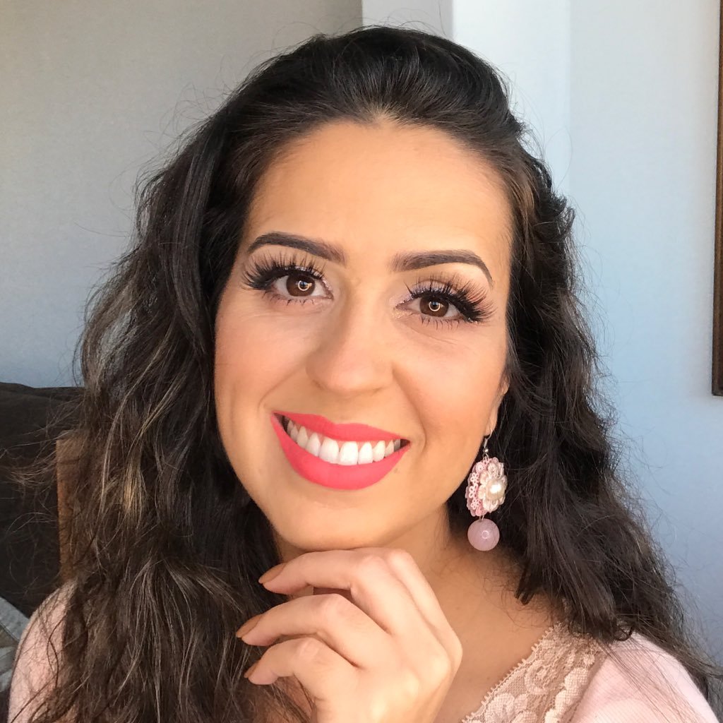Maquiadora Profissional, Youtuber, Assistente Social (quando o Brasil desencantar), Especialista em Tecnologias da Informação na Educação.