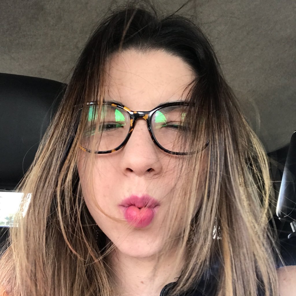 Macia por dentro, casquinha de titânio. Mãe da filha dela. Diretora de Conteúdo Digital e Transmídia da Record.