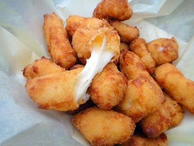 Official Cheese Curd Reviewer in Wisconsin! Feel free to DM inquires IG: @CheeseCurdsOfficial Email: CheeseCurdsOfficial@gmail.com