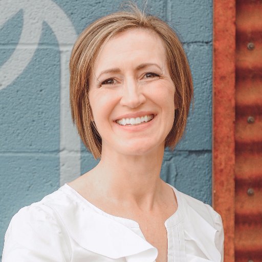 Founder of the Art Marketing Project, helping artists to be better marketers so they can make a living with their artwork.