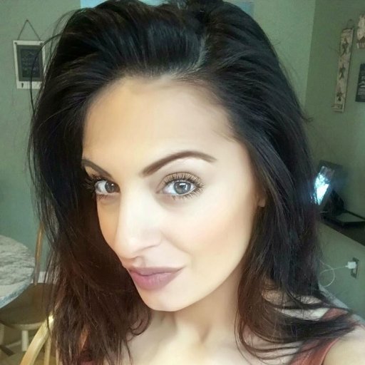 i am a nice, jovial and a Single parent who loves to be happy and her Kid too