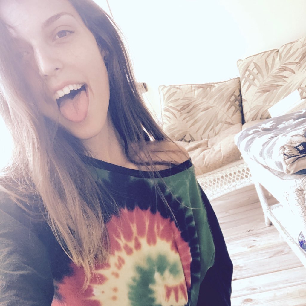 Girl_anarchiest's profile picture. 👁 👽I believe in moving in one direction only. 🌞 live and learn through the sun. 🍃💨🔮 aspiring vegan 🐮🐷🏳️‍🌈