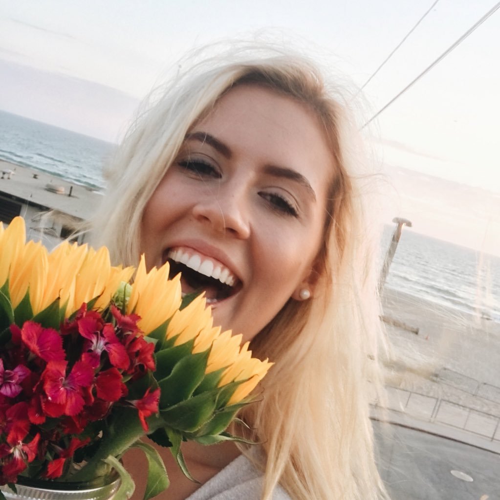 NicoletteBoaz's profile picture. sunsetgazer & shark enthusiast