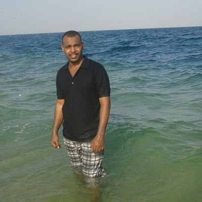 كانت الأنثي أنثي نمل .. اكتفي بتقبيلها وسرقة حبه السكر التي كانت في فمها وذهب ..