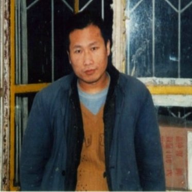 独立作家:六十年代出生,八十年代中文毕业,89民主运动后遭判刑八年,中国民主党创建人之一,99年组党被关押,著长篇小说《血色铁城》等。 自由是潜藏在人内心深处的,无论是你意识到还是没有意识到,对自由的追求是人性中最基本的欲望,无论这种自由的欲望受到什么样的强力压制,总有一天会被人性内在的力量挣脱对她的束缚的—血色铁城