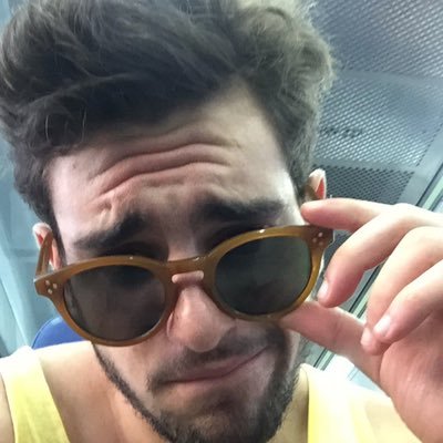 Sigo llevando veinte escritos en la cartera y cero monedas. Los vaqueros rotos de tanto tirarme a la piedra. La camisa abierta y el corazón cojo.