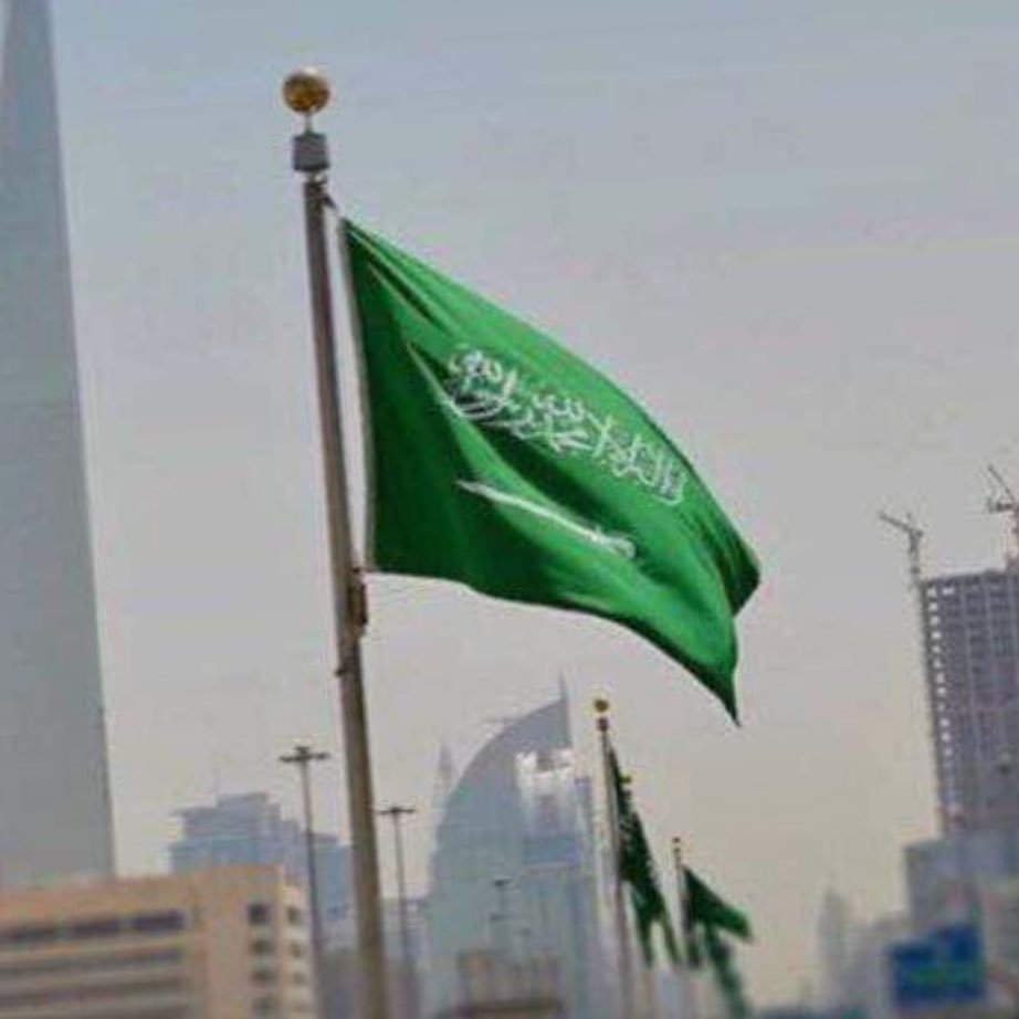 حين لاتحب المكان استبدله ، حين يؤذيك الاشخاص غادرهم ، حين تملّ ابتكر فكرة جديدة ، حين تحبط أقرأ بشغف ، المهم في الحياة ألا تقف متفرجًا.