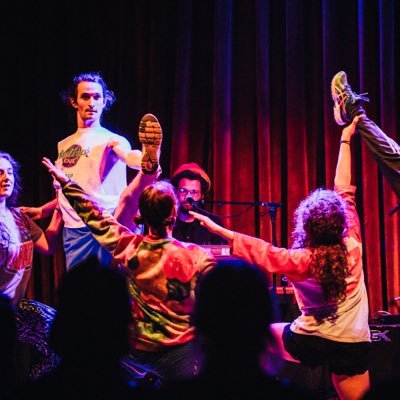 https://t.co/yb1FckYdw5 -group of five making dance collaboratively & non-hierarchically -performance imbued with humor, groove, exertion, and extreme bliss 👩‍👧👨‍👧‍👧