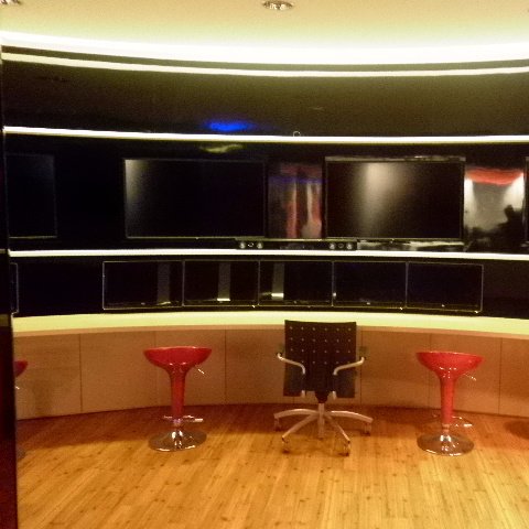 uncltweet's profile picture. 