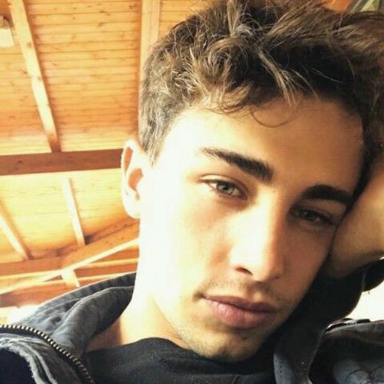 Ti aiuto a smantellare i sogni, a disinnescare le ansie,baciandoti sulle guance, asciugandoti le lacrime ∆    // i'm in love with @aboutriki