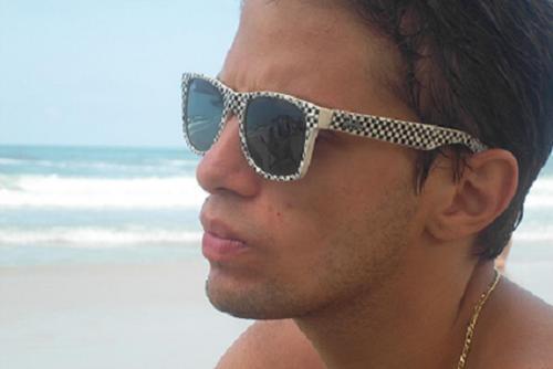 Estudante, 26 anos, Gerente de Midias, T.I, Esportes, Música, namorando e mora na Cidade Maravilhosa.