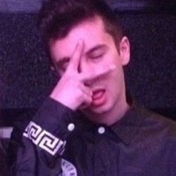 smilingdevil200's profile picture. Ты пахнешь кофе.
Ты пахнешь маем.