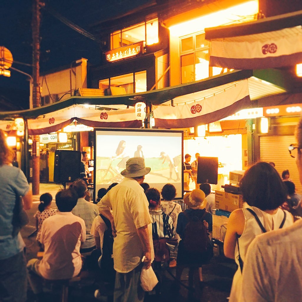 毎年祇園祭の7月15日に夏の夜空の下で行う映画祭。場所は鴨川〜八坂神社の間、歩行者天国の路上になります。主催：祇園商店街振興組合、祇園天幕映画祭実行委員会、共催：月世界旅行社