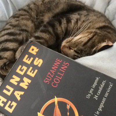 Manon. 24 yo. Hufflepuff. Love reading and reading (and my cats). Instagram: @velarysbookstore