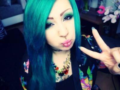 SceneQueen model. Bisexual.  ImaFluffyPuffyUnicorn. Official fanpage account. Unicörns are real. I will murder all yöur höpes and dreams. Shy. Hörrör girl.