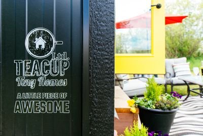 teacuptinyhomes's profile picture. #alittlepieceofawesome 
⚪Experience Life⚪Live Full⚪Be Kind⚪
We build custom tiny homes!!