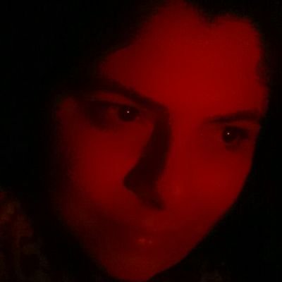 Humor negro, sarcástica con risa moderada. 
Amiga de mis amigos... sólo ellos Jajajaja