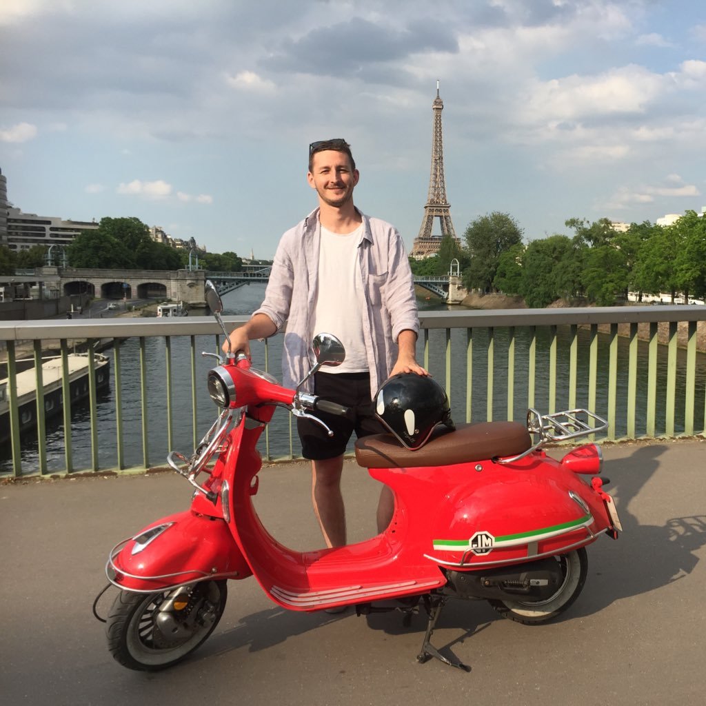 An Australian in Paris, host of The Earful Tower podcast.