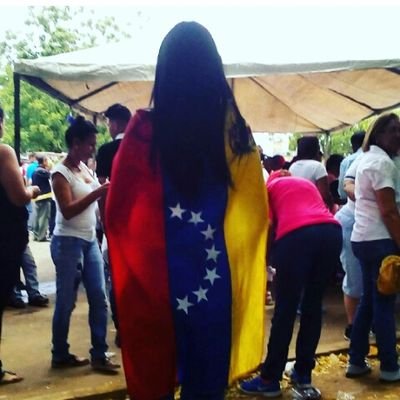 VENEZOLANA que defiende sus ideales. La única manera que deje de luchar es que me encarcelen de por vida o el asfalto se tiña con mi sangre! TE AMO VENEZUELA!