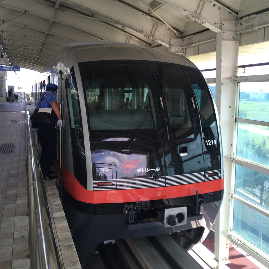 Yamatatsu2003 On Twitter 伏見稲荷大社 稲荷山山頂を目指したが 四ツ辻で断念 まだ ここから40分かかるらしい 想像の何倍もしんどかった 写真は四ツ辻にある 西村和彦の実家 伏見稲荷大社 四ツ辻 仁志むら亭 にしむら亭 西村和彦