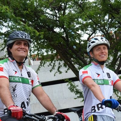 Queremos enseñarle a al mundo que la bicicleta es un medio de transporte divertido, ecológico, barato y que puede llevarte a cualquier lugar. 30,000km 400 días.