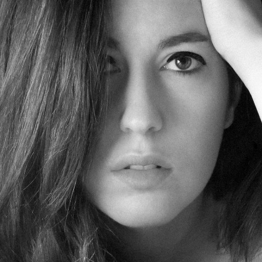 mariapoyatos's profile picture. Periodista. Técnico Superior en Imagen. Fotógrafa de postureo. Mujer pegada a unos auriculares. Free bird ∆