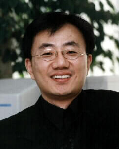 전 언론인(동아일보-문화일보 기자). 좌우명 : 무례함과 허물없음을 구분하자.