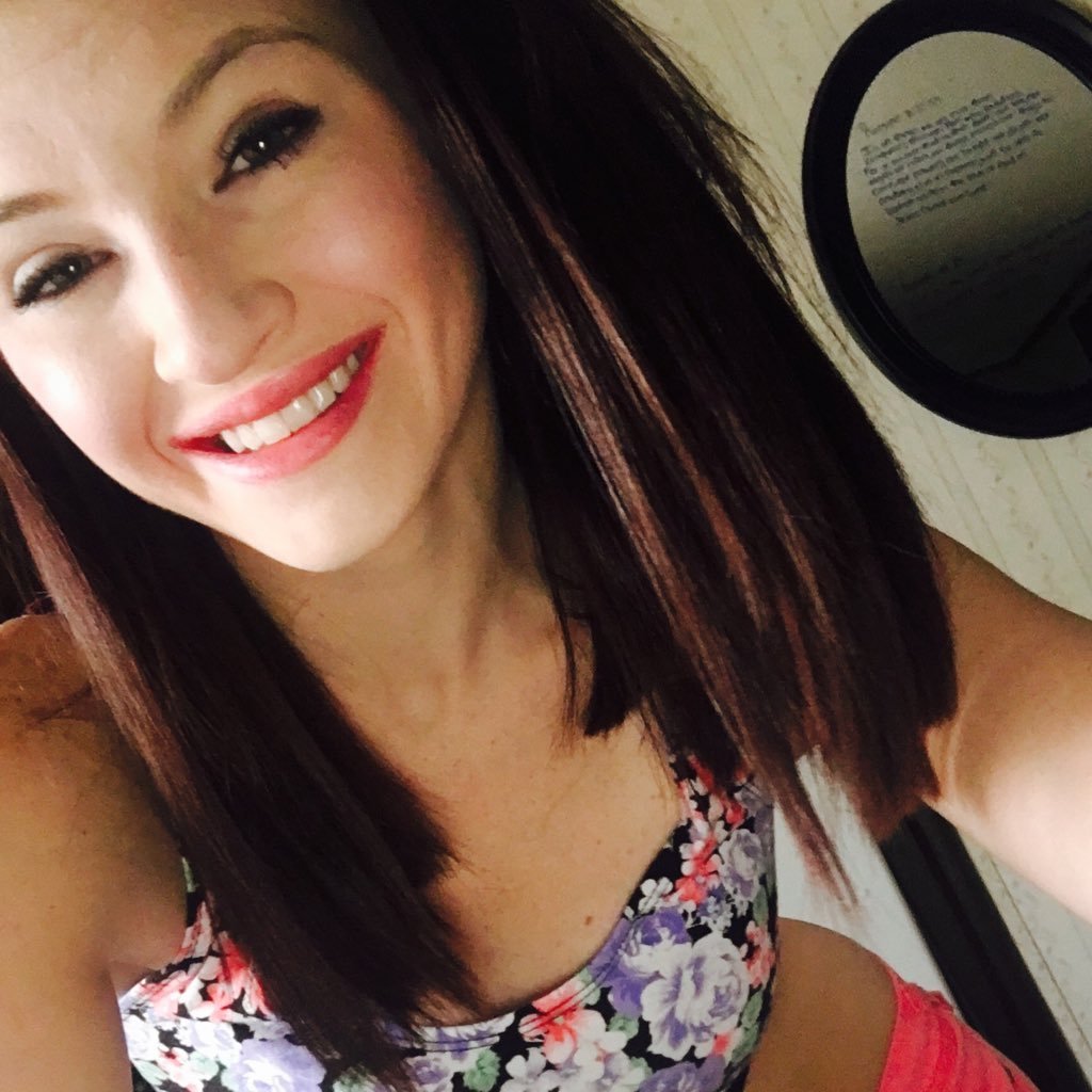 AmberTedford's profile picture. I'm 21. A wife, a mommy, and I need help. In 3 weeks they are replacing 70% of my skull. Please help spread my story, & pray  . https://t.co/g7u2fV4aAW