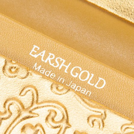 EARSH GOLD（アーシュゴールド）はK24の金箔を革に貼り、財布・革小物に仕上げた金箔レザー商品。 日本の職人の技で丁寧に仕上げられた、こだわりが美しさを引き立てる逸品です。
