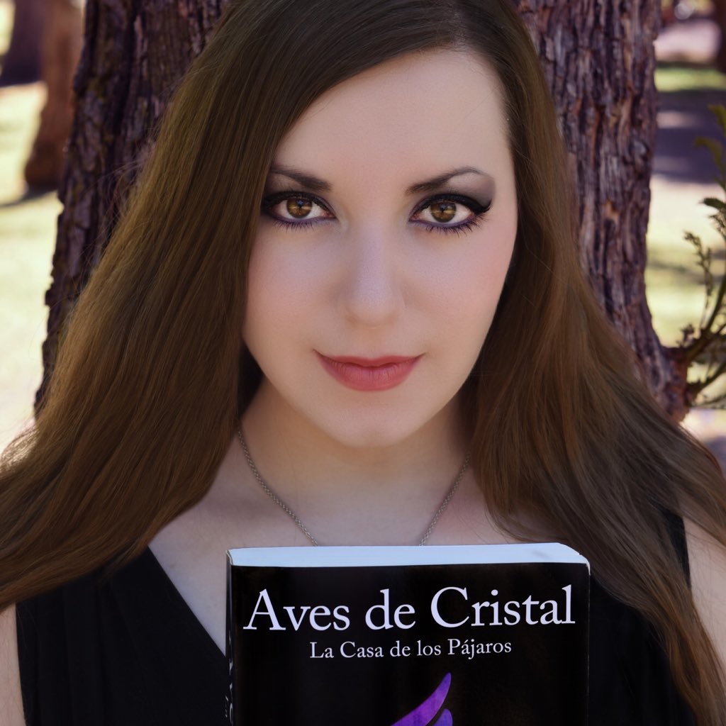 Autora de las novelas Aves de Cristal y Fractales en la Arena. Transmitiendo en vivo y en directo desde un librero interdimensional. Star Wars fan!