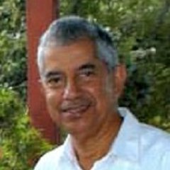 Economista de profesión, Diplomático por formación y experiencia, consultor comercial/cultural, músico, confío en mi Creador/mi conciencia, habito el universo!