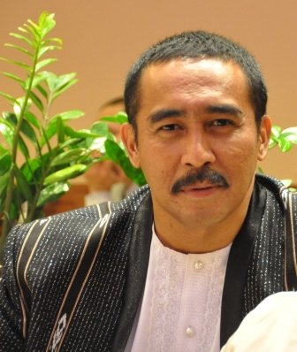 mencintai kemajemukan sebagai anugerah, menggelutinya helai demi helai...