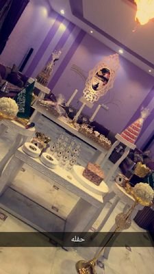 مكونه من قسمين رجال ونساء ومسبح وملعب طائره وتنس وفرفيرا