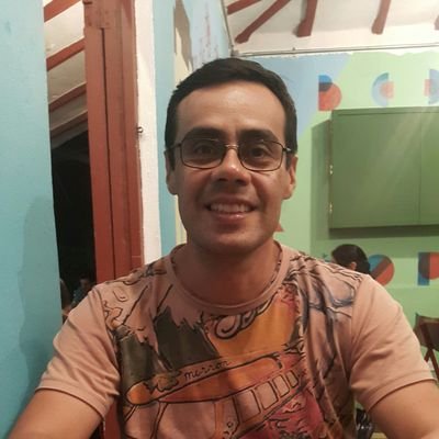 Ingeniero electrónico y nuevamente estudiante. Amo el voleibol. Me gusta el jazz, la salsa y el buen rock.